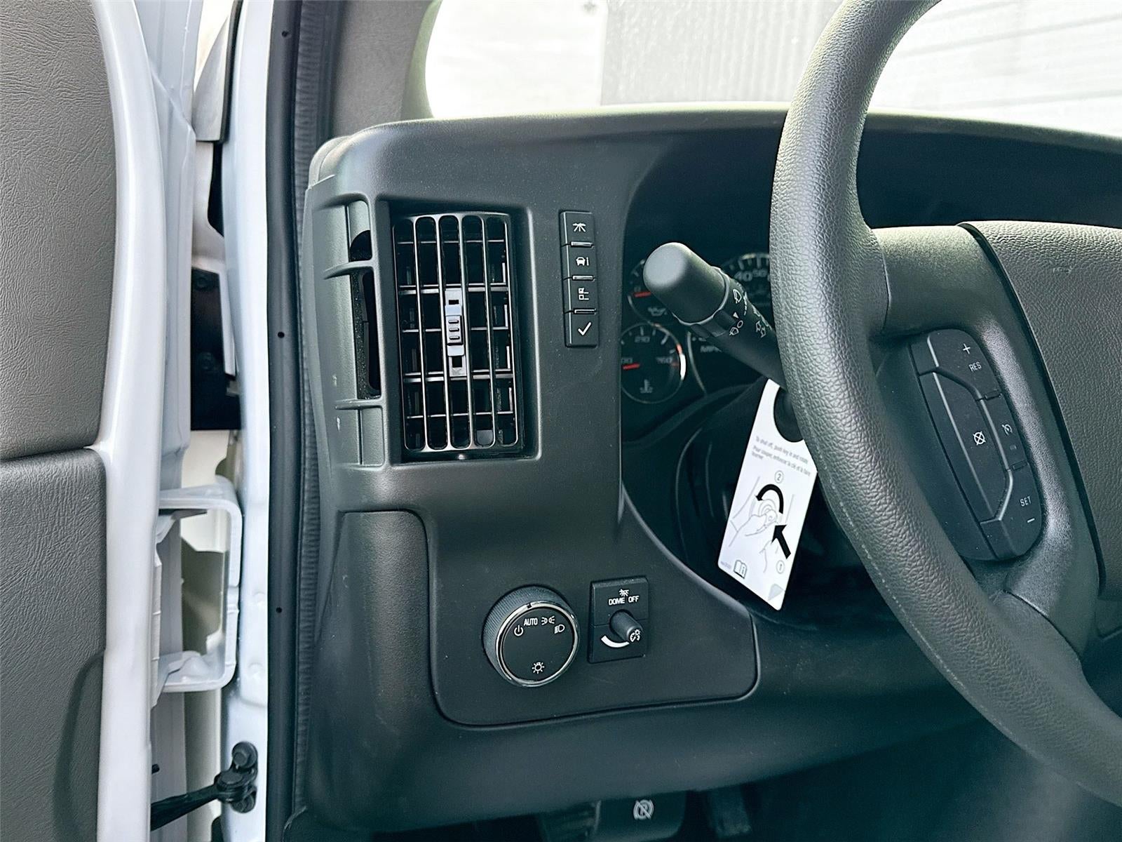 2025 Chevrolet Express Cutaway 3500 1WT