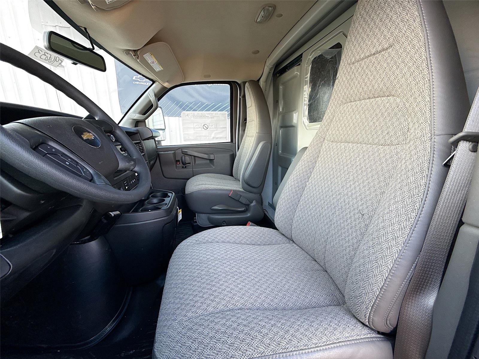 2025 Chevrolet Express Cutaway 3500 1WT