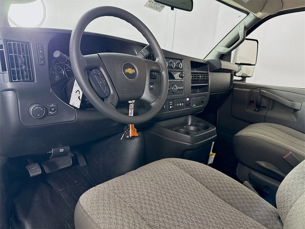2025 Chevrolet Express Cutaway 3500 1WT