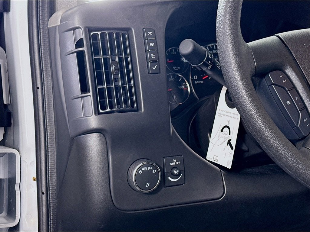 2025 Chevrolet Express Cutaway 3500 1WT