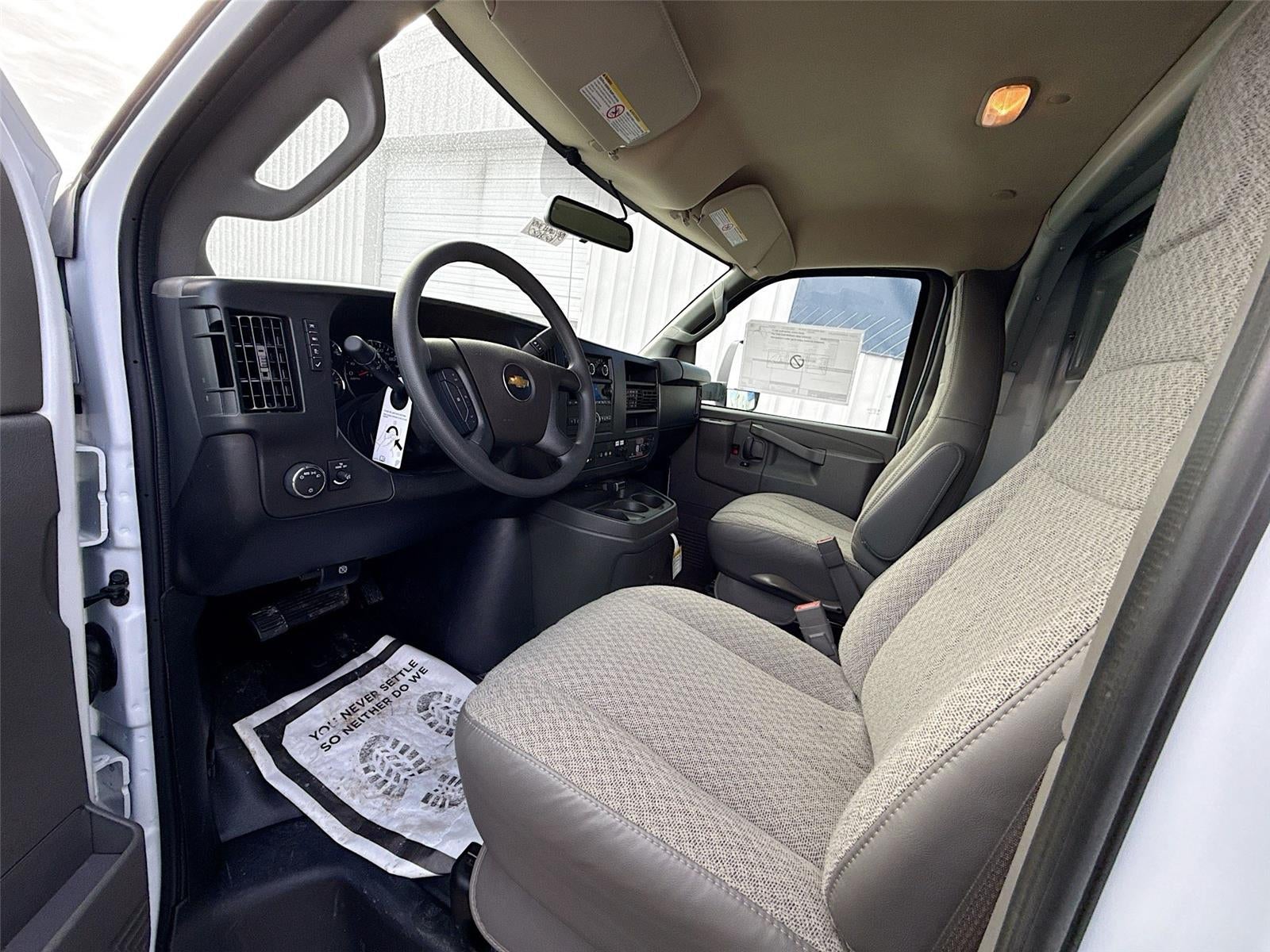 2025 Chevrolet Express Cutaway 3500 1WT