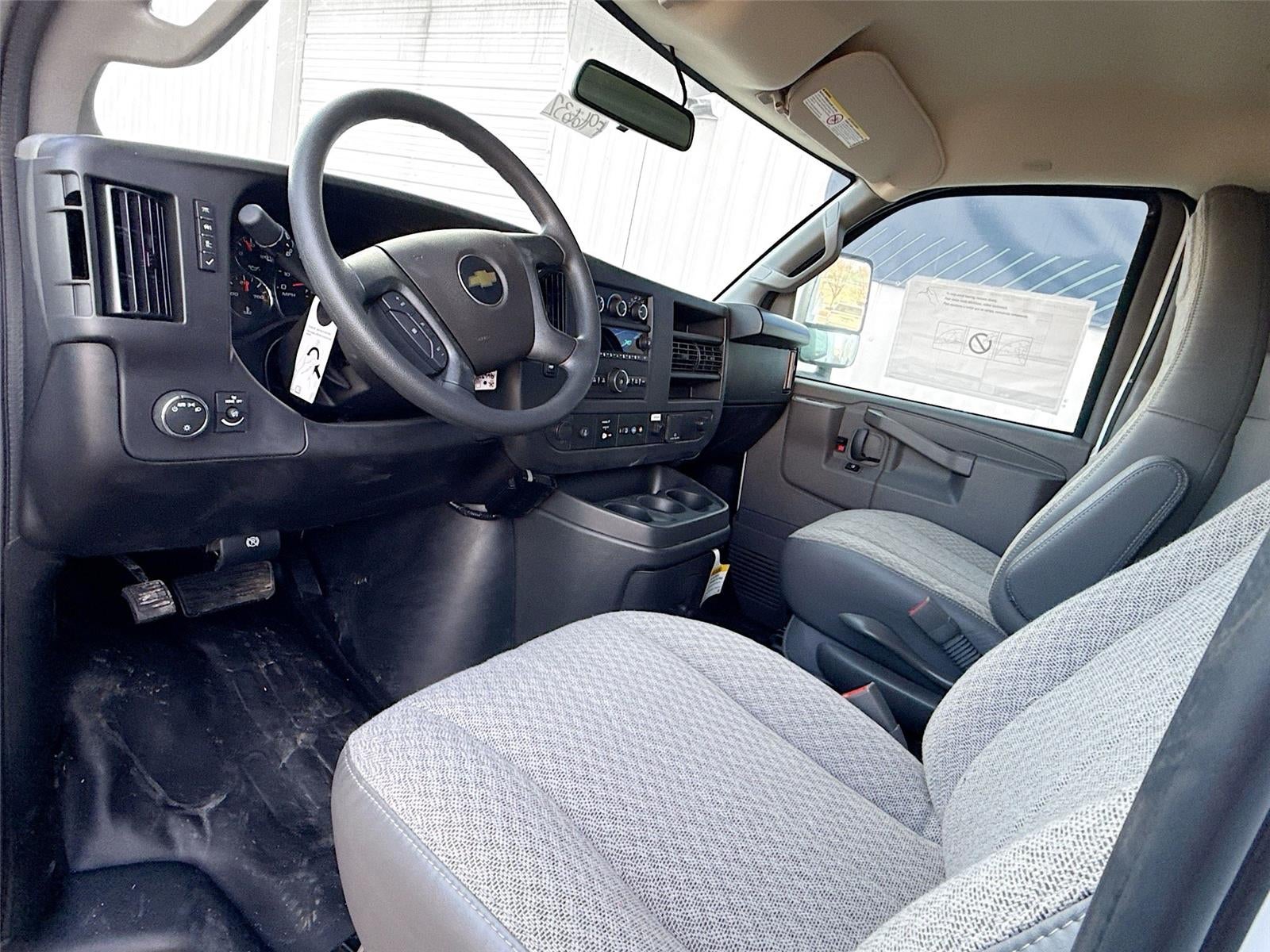 2025 Chevrolet Express Cutaway 3500 1WT