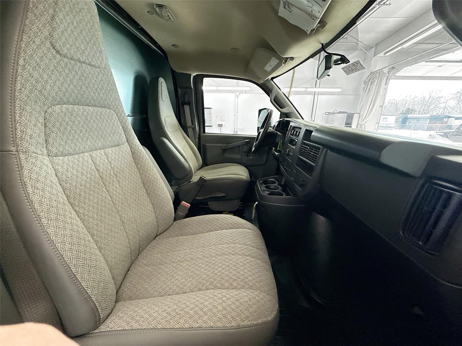 2025 Chevrolet Express Cutaway 3500 1WT